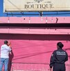 Agentes de Dirección de Inspección llevando a cabo la clausura de un negocio con pintura rosa que era una boutique. Agentes de Dirección de Inspección llevando a cabo la clausura de un negocio con pintura rosa que era una boutique.