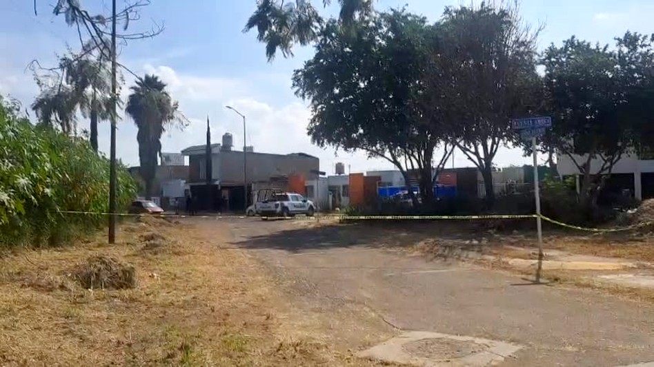 Cinta policiaca usada para acordonar el exterior del fraccionamiento Villa Fontana. Detrás hay casa y una patrulla de la Policía de Tlaquepaque Cinta policiaca usada para acordonar el exterior del fraccionamiento Villa Fontana. Detrás hay casa y una patrulla de la Policía de Tlaquepaque