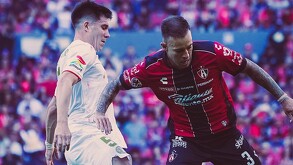 Jugadores de Toluca y Atlas disputando un balón en la Jornada 16.