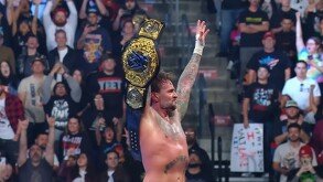 CM Punk levantando el título tras derrotar a Jey Uso en la lucha estelar de Saturday Night's Main Event.