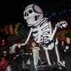unos jóvenes empujan una figura de esqueleto en el desfile de día de muertos en puebla unos jóvenes empujan una figura de esqueleto en el desfile de día de muertos en puebla