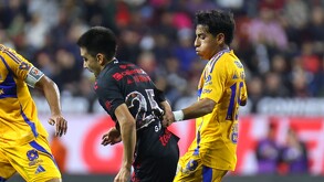 Gilberto Mora y Diego Sánchez enfrentándose en el partido de Tigres y Tijuana del Clausura 2025.