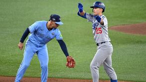 Tommy Edman celebrando en la segunda base después de conectar un doble contra los Azulejos de Toronto en la tercera entrada durante el sexto juego.