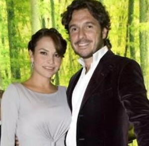 Fabiola Campomanes junto a Rolly Pavia, en un restaurante de lujo.