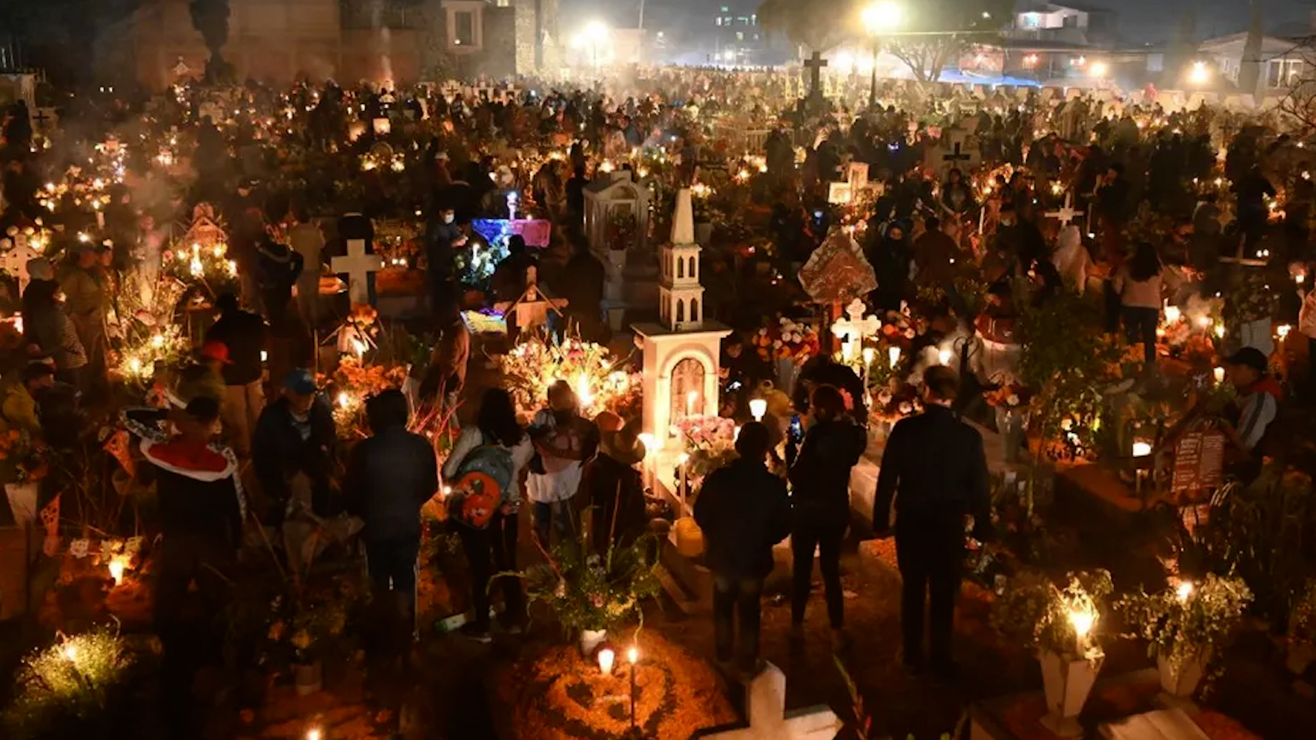 Desde la mañana del 31 de octubre vecinos acuden a limpiar las tumbas y comprar los elementos que pondrán en sus ofrendas.