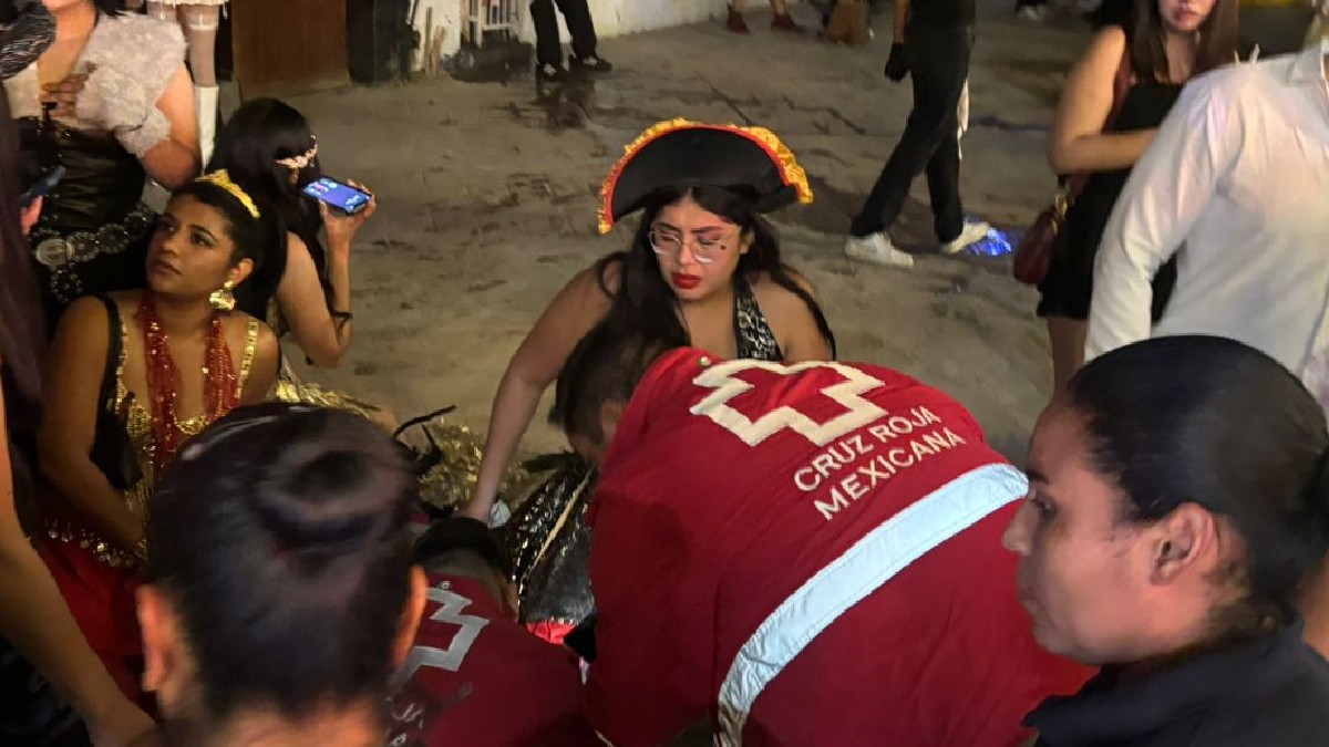 Mujer siendo atendida por elementos de Cruz Roja en Torreón