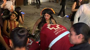 Mujer siendo atendida por elementos de Cruz Roja en Torreón