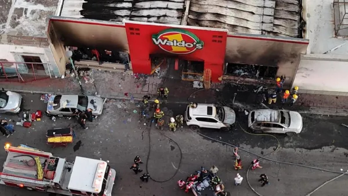 La tienda Waldo's quedó atrapada entre las llamas luego de una falla eléctrica.