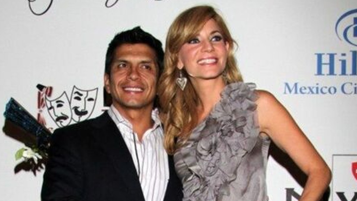 Manola Diez junto a su ex pareja posando juntos en una alfombra roja. Manola Diez junto a su ex pareja posando juntos en una alfombra roja.