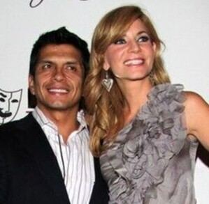 Manola Diez junto a su ex pareja posando juntos en una alfombra roja.