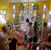 Músicos tocando frente a un altar montado en honor a una persona fallecida en Huaquechula, Puebla. Músicos tocando frente a un altar montado en honor a una persona fallecida en Huaquechula, Puebla.