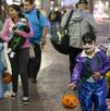 Niños disfrazados pidiendo dulces en Día de Muertos Niños disfrazados pidiendo dulces en Día de Muertos