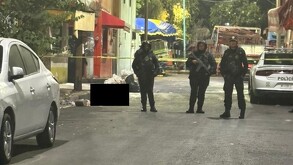 Policías asegurando el área donde asesinaron a un hombre en la alcaldía Iztapalapa.