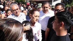 Claudia sheinbaum abrazando a una persona acompañada de Alejandro Armenta