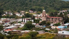 Parroquia central y casas aledañas rodeadas de árboles y naturales en un municipio de Los Altos de Jalisco