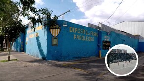 Fachada azul de ladrillo del Estadio Oro (Parque Oro) con letras amarillas en Guadalajara. Una foto insertada en un círculo muestra un partido de fútbol en un e