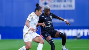 Estefany Mayor peleándole una pelota a la jugadora de Cruz Azul en el partido de la Jornada 17 del Apertura 2025.