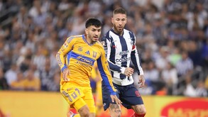 Ángel Correa de Tigres y Sergio Ramos de Rayados en el Clásico Regio 141 del Apertura 2025.