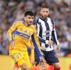 Ángel Correa de Tigres y Sergio Ramos de Rayados en el Clásico Regio 141 del Apertura 2025.