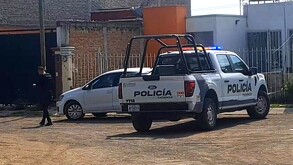 Patrulla de la Policía Municipal y oficial de Tlaquepaque frente a una casa y reja blanca en fraccionamiento Villa Fontana
