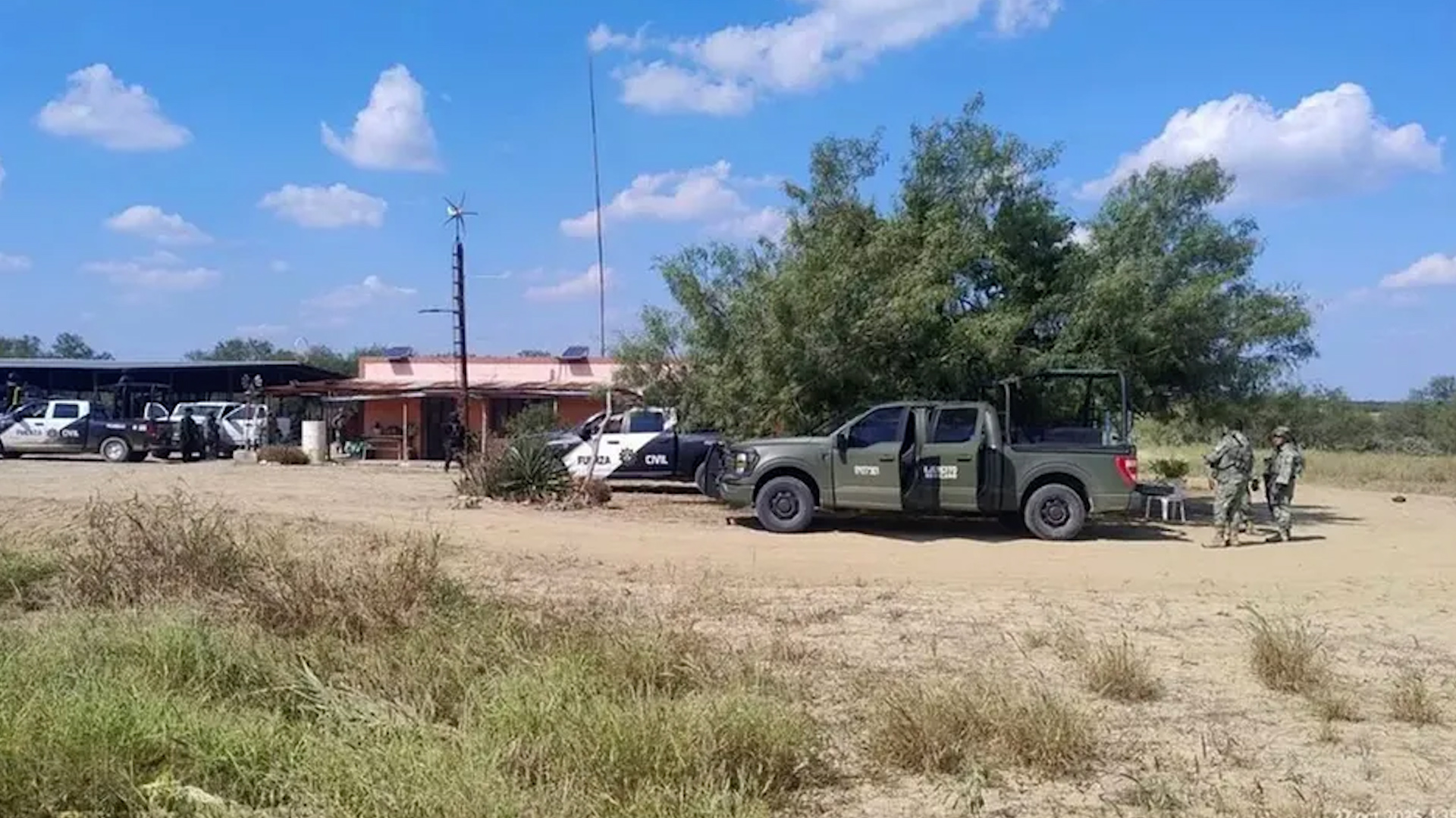 Seis hombres y dos mujeres al momento de la captura portaban, además de drogas diversas, equipo táctico y armas largas.