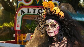 Maribel Guardia posaba sobre una chinampa, rodeada por los coloridos paisajes y trajineras que hacen de Xochimilco.