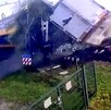 Tren amarillo impactando de lleno contra la caja de un camión blanco sobre las vías en Países Bajos