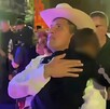 Carlos Manzo con su hijo en brazos viendo las decoraciones del Festival de las Velas en Uruapan, Michoacán