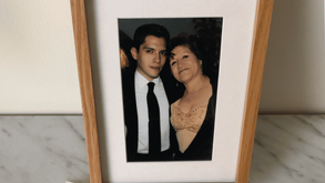 Durante la ofrenda que los habitantes prepararon en honor a sus seres queridos, Teo no pudo contener las lágrimas al colocar la fotografía de su mamá.