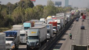 Tráfico en la autopista México-Puebla, debido a carga vehicular del transporte de carga.