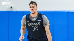 Cooper Flagg durante un entrenamiento en las instalaciones de los Dallas Mavericks de la NBA.