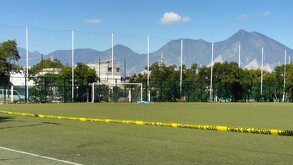 Hombre muere en cancha de futbol