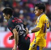 Gilberto Mora y Diego Sánchez enfrentándose en el partido de Tigres y Tijuana del Clausura 2025.