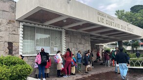 Alumnos del Estado de México esperando ingresar a la escuela.