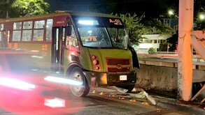 Camión verde de la  ruta 78/A-01 de Guadalajara tras chocar contra poste de puente peatonal sobre Periférico de nooche. Un auto pasando enfrente