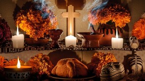 El retiro de las ofrendas marca un cierre esencial para esta festividad, pues simboliza la despedida de los difuntos hasta el próximo año.