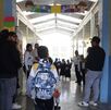 Niños van a clases en escuela de CdMx