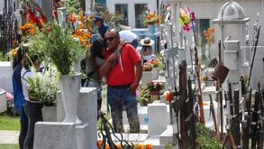 Familia visita el Panteón de La Piedad por Día de Muertos.