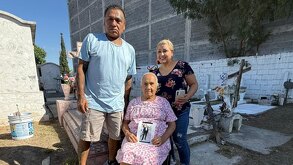 Famila visita a sus difuntos en el panteón