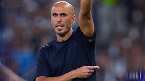 Guido Pizarro dirigiendo a Tigres en el derbi regiomontano 141 contra Rayados en el BBVA.