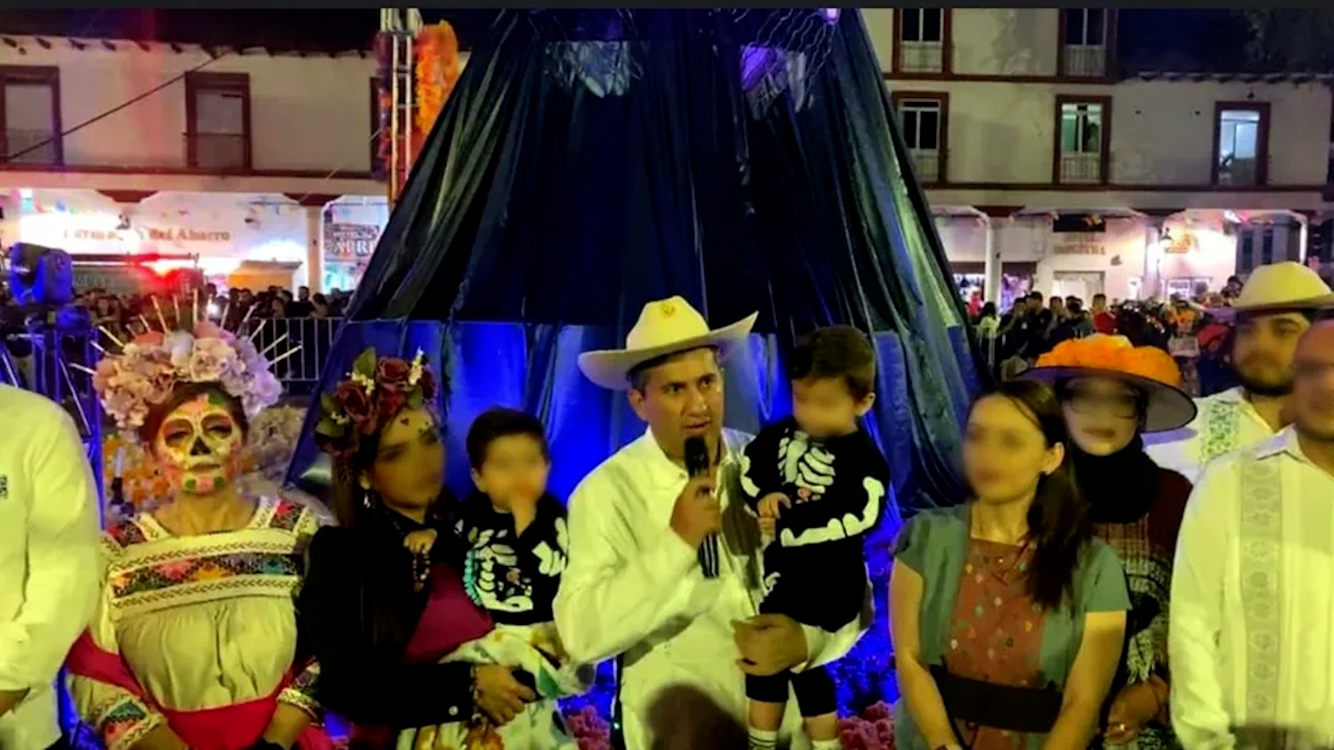 El mandatario fue trasladado a un hospital pero no sobrevivió, ya detuvieron a dos presuntos responsables.