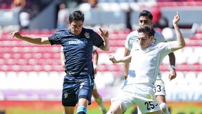 Jugadores de Leones Negros y de Venados peleando un balón durante el partido correspondiente a la jornada 14.