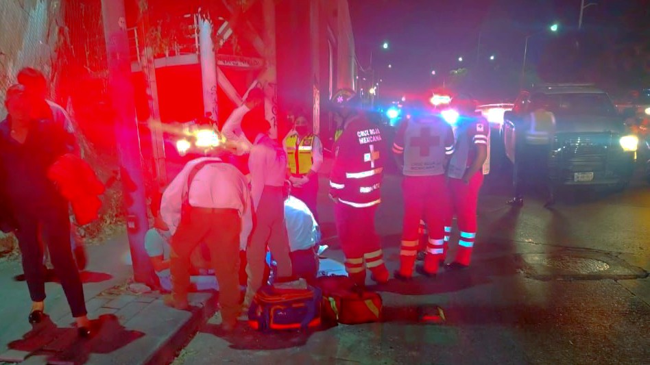 Paramédicos de la Cruz Roja y Cruz Verde atendiendo a los lesionados del choque en Guadalajara de noche junto a policía viales y civiles