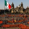 Megaofrenda en el Zócalo de la Ciudad de México al aire libre.