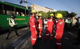 Elementos de protección Civil Jalisco y un camión de transporte públicon de fondo