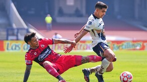 Jugadores de Pumas y Tijuana peleando un balón en el partido de Jornada 16.