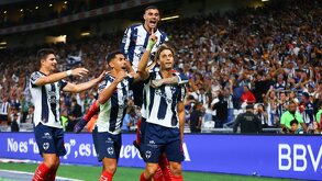 Sergio Canales celebrando el gol en el Clásico Regio con sus compañeros de Rayados.