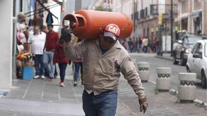 Hombre cargando tanque del gas en Puebla.