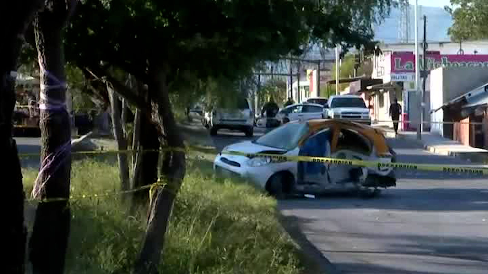 El conductor logró escapar, mientras los vecinos y locatarios de mercado rodante detuvieron al copiloto de la unidad.