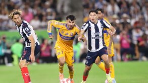 Ángel Correa en su primer Clásico Regio con Tigres, disputando un balón en contra de Gerardo Arteaga y Sergio Canales.